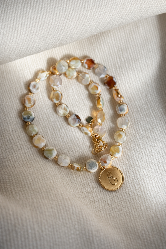 Collar de ágata con moneda de talismán