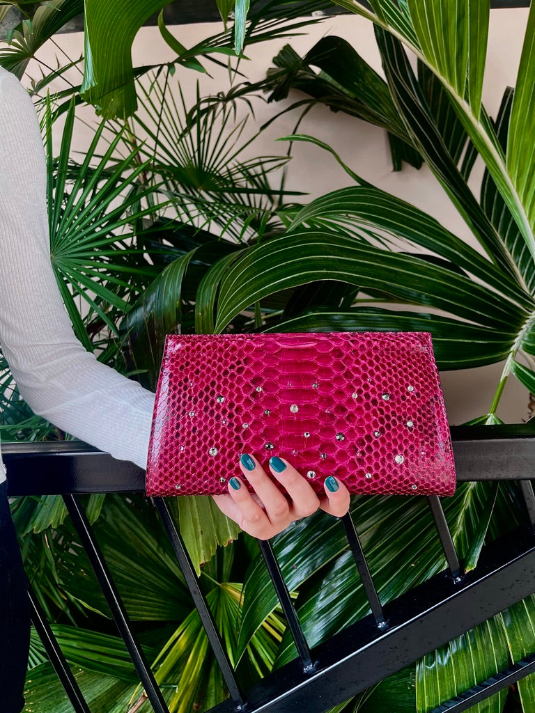 Bolso de mano Ivy de serpiente de agua color vino con cristales