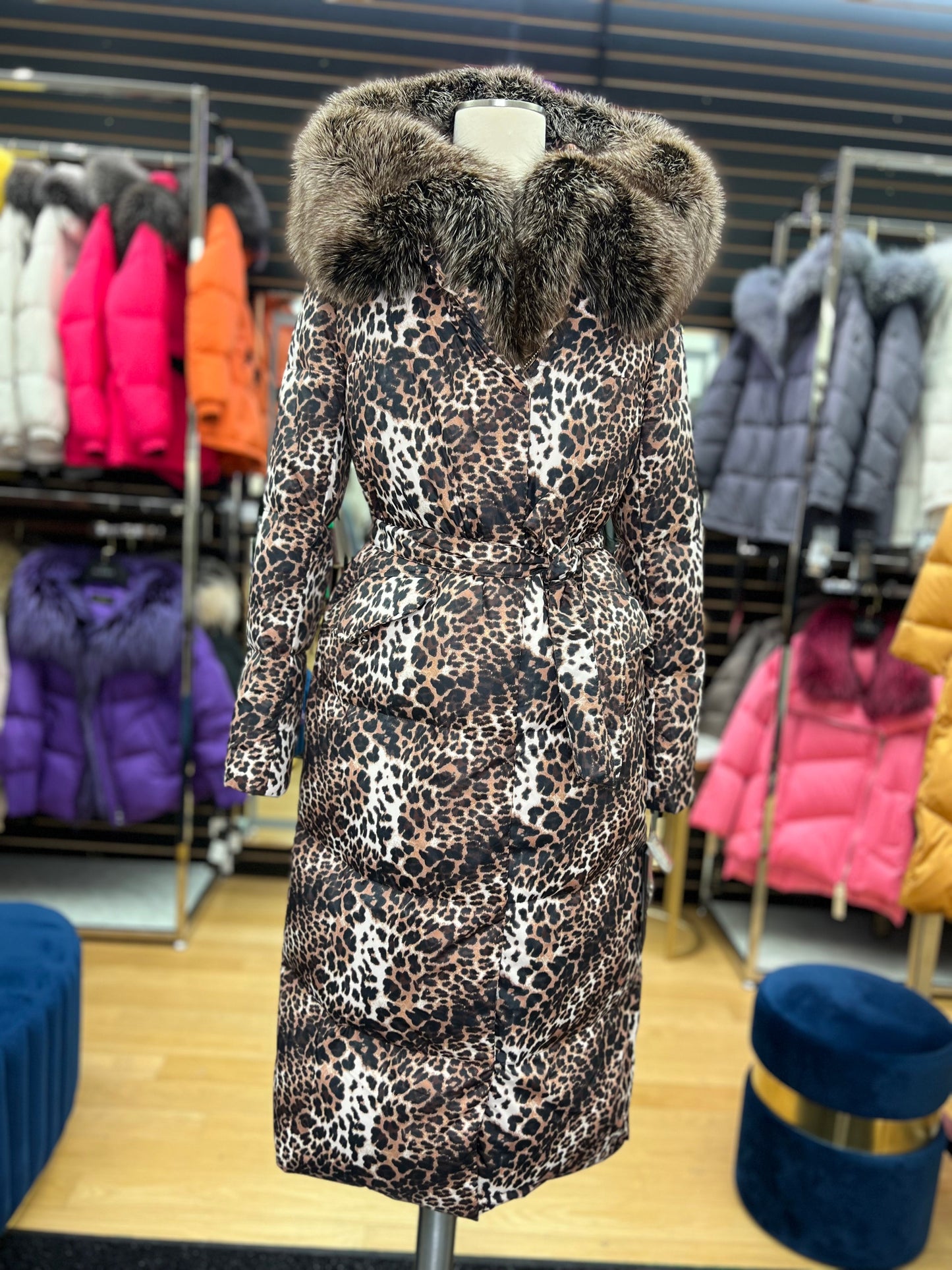 Parka aislante de auténtica piel de zorro plateado y plumón