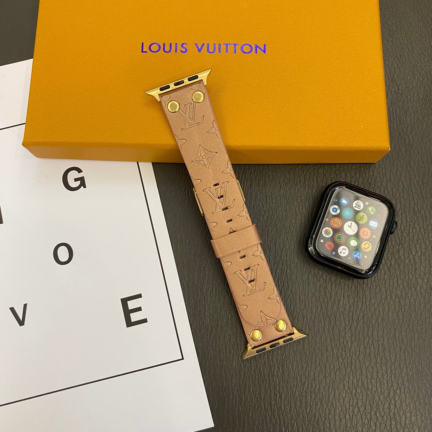 Pulsera de repuesto Apple con remaches decorativos y monograma en relieve WATCH BANDS