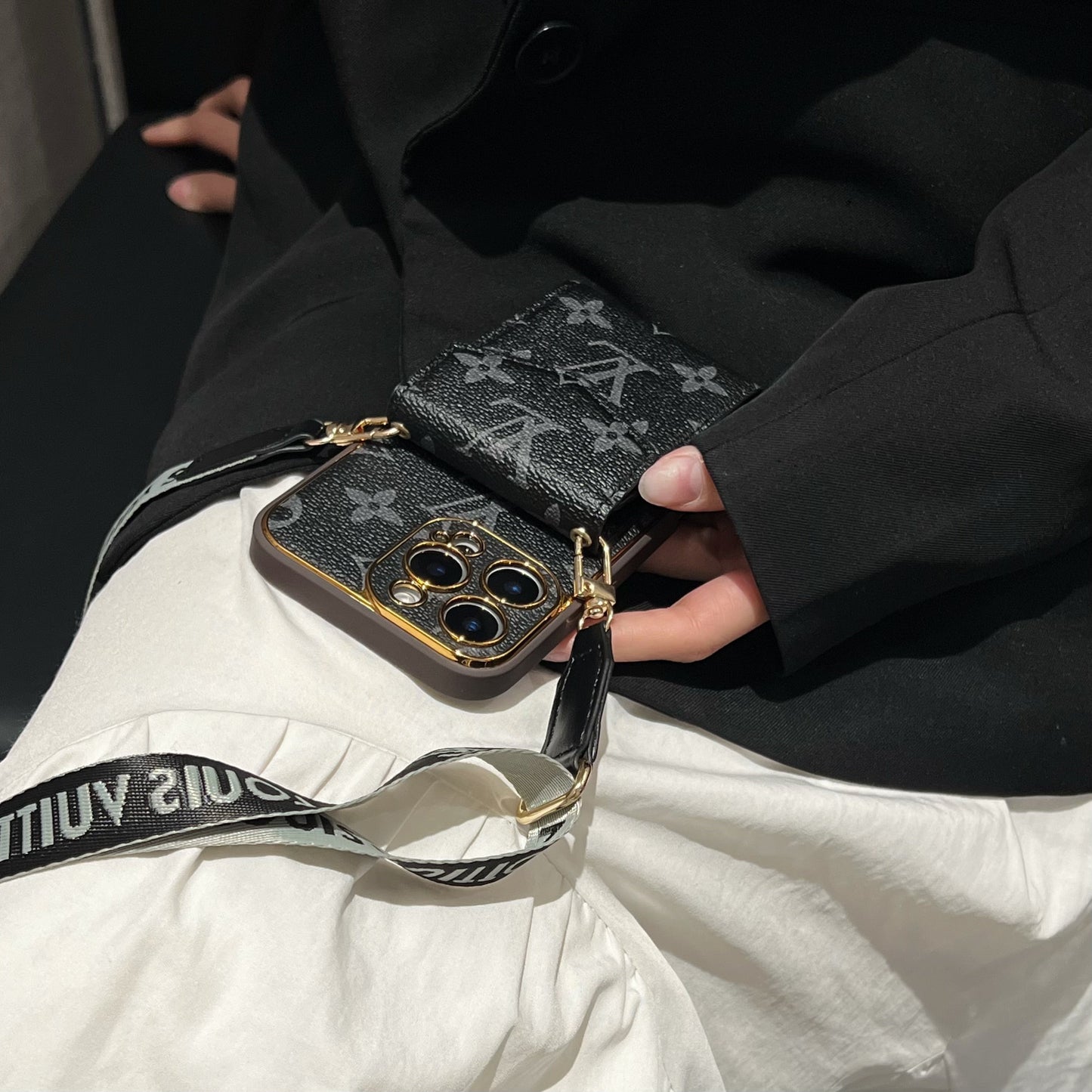 Elegante Funda Multifuncional para iPhone con Estampado LV - con Correa de Cadena, Soporte y Ranuras para Tarjetas