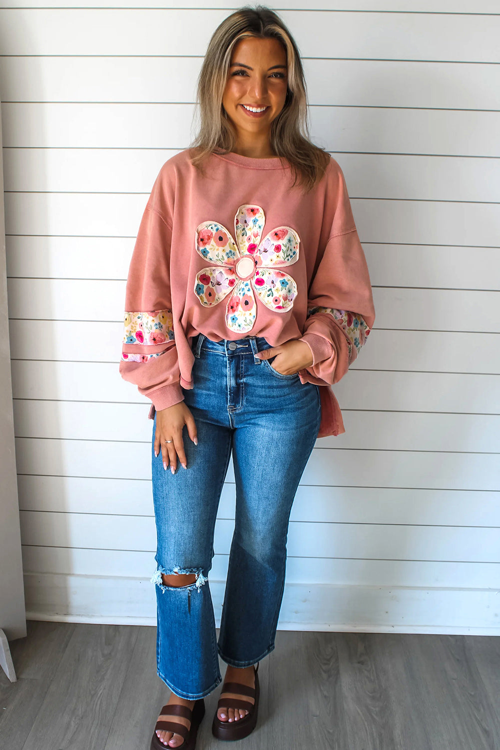 Sudadera con cuello redondo, manga caída y aplique de flor de melocotón en patchwork