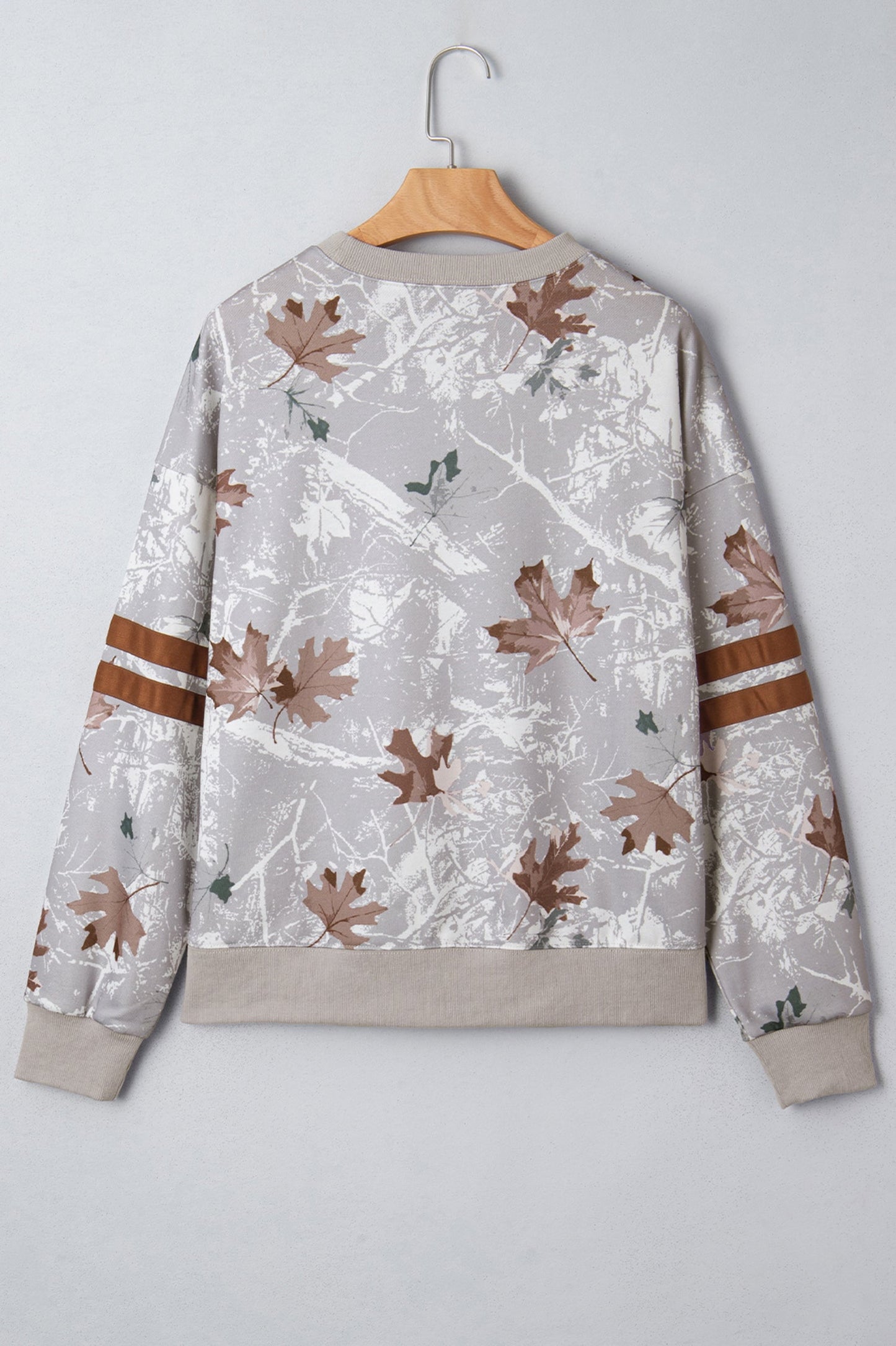 Sudadera informal de camuflaje de hoja de arce gris con rayas universitarias en las mangas