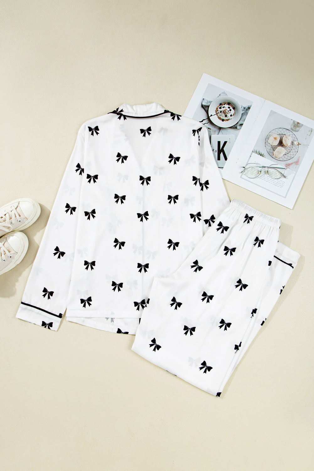 Pijama de dos piezas con estampado de lazos blancos