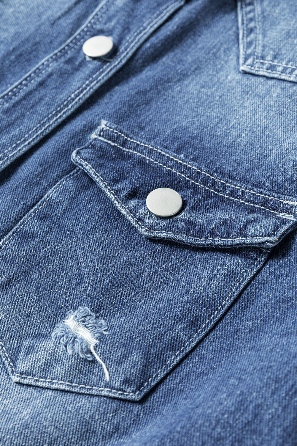 Chaqueta larga de jean celeste con lavado claro, efecto envejecido y deshilachado