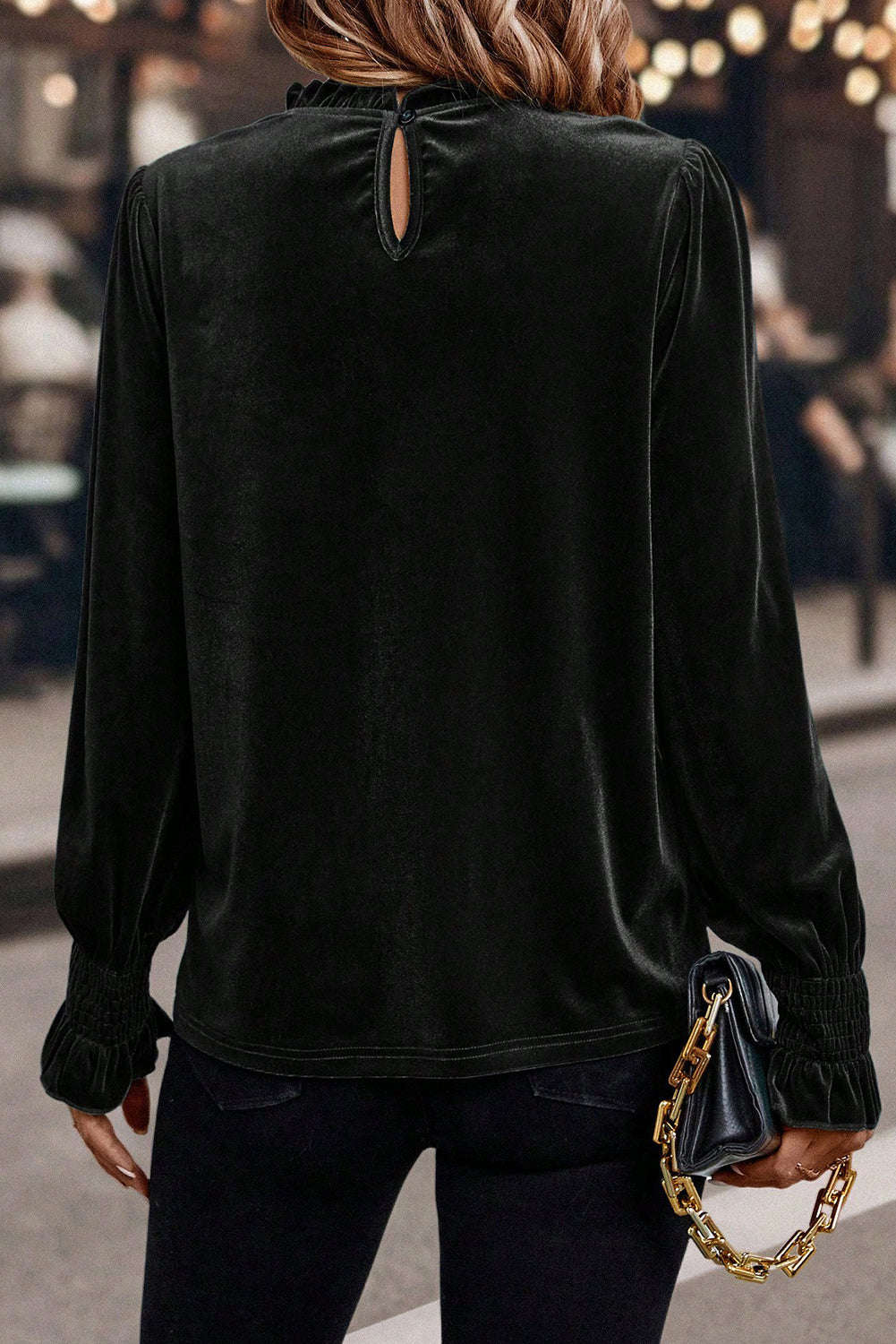 Blusa de terciopelo negra con cuello con volantes, puños fruncidos y mangas abullonadas