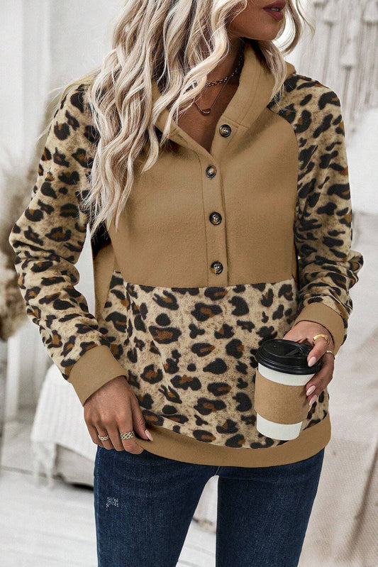Sudadera con capucha y botones parciales, manga raglán con estampado de leopardo y retazos en beige francés claro