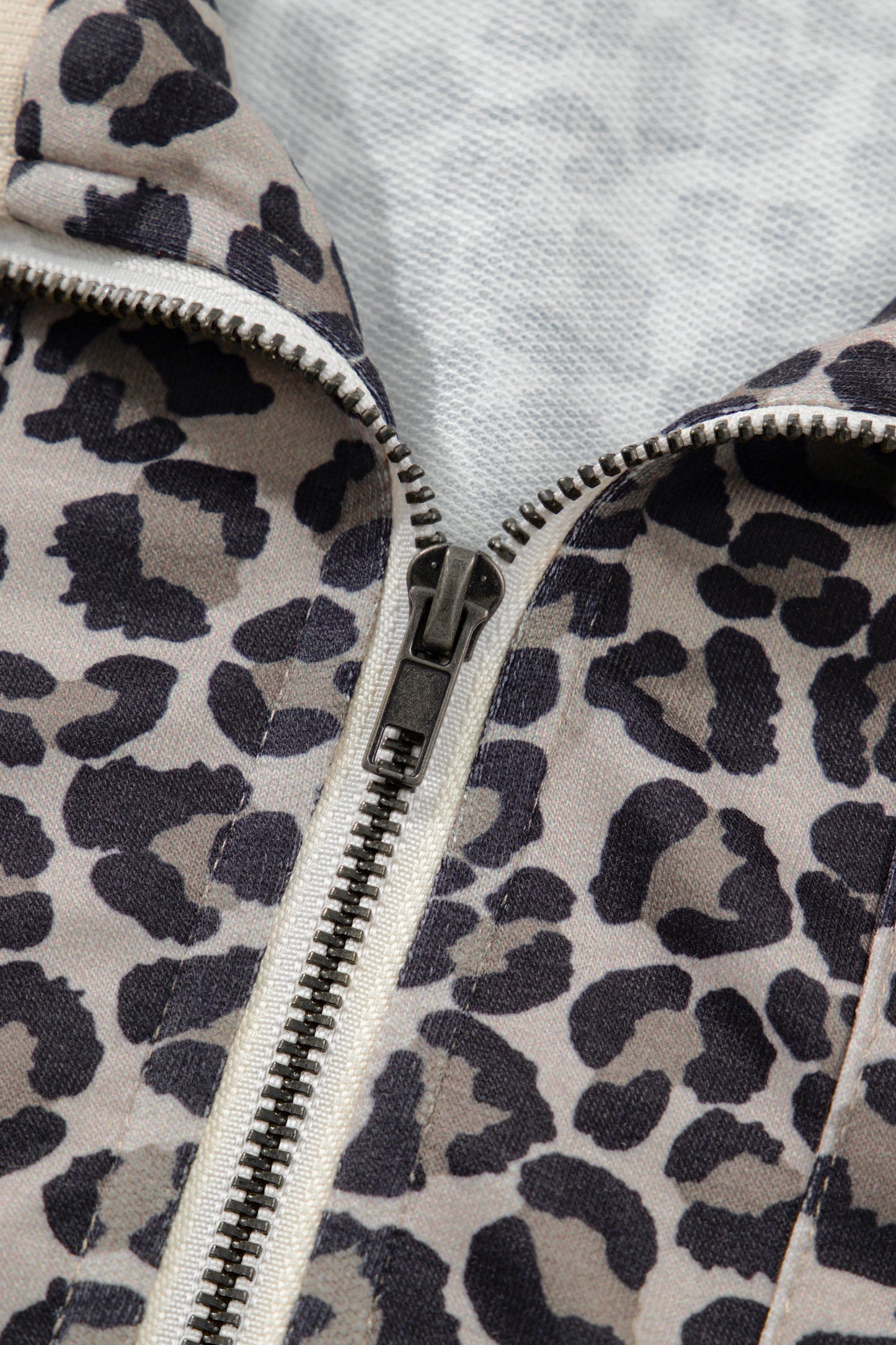 Top de manga corta tipo patchwork con cremallera, cuello alto y estampado de leopardo caqui con ribete a rayas