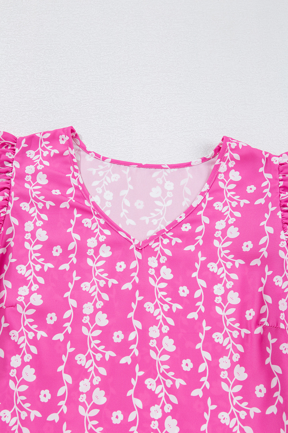Blusa de cuello de pico con volantes escalonados y ribete de zig-zag con estampado floral rosa