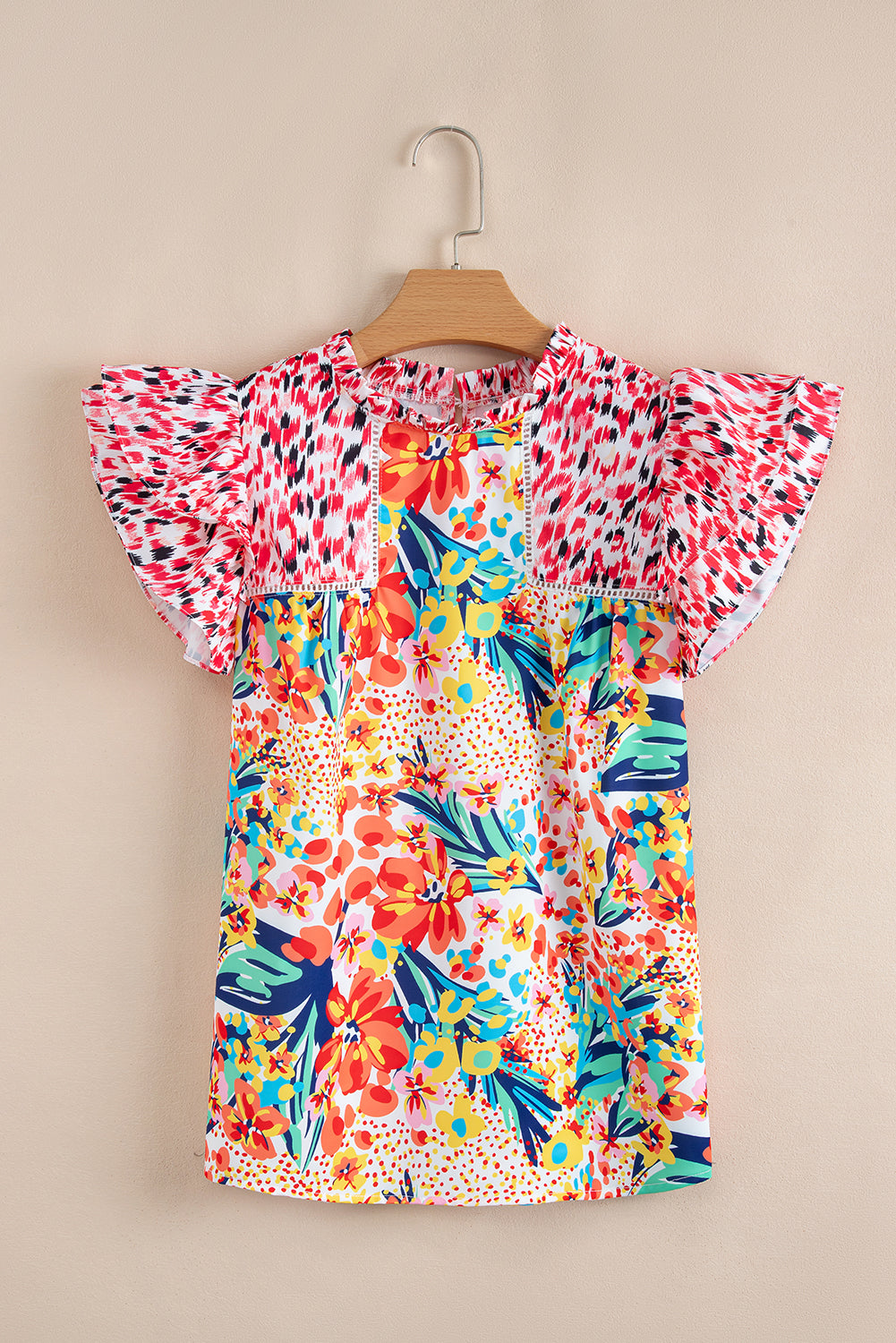 Blusa roja con volantes, estampado floral mixto y manga casquillo