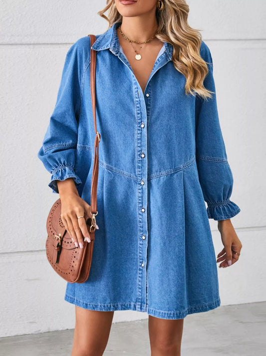 Vestido vaquero con botones frontales y puños con volantes