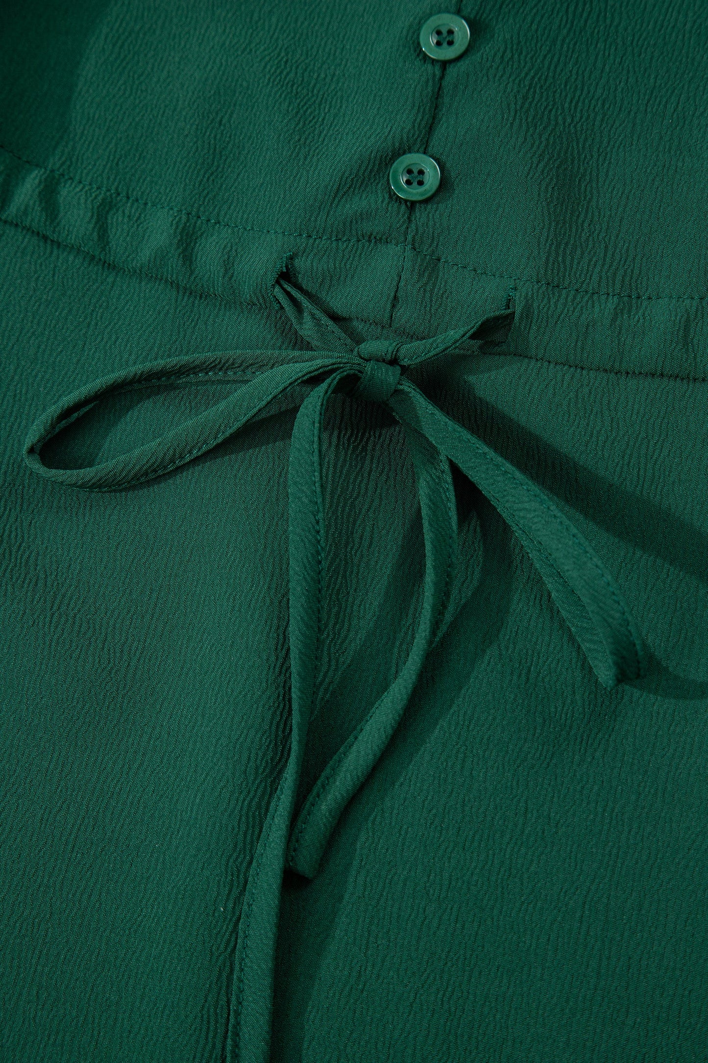 Vestido maxi escalonado con cuello en V y botones de manga larga, liso, verde negruzco