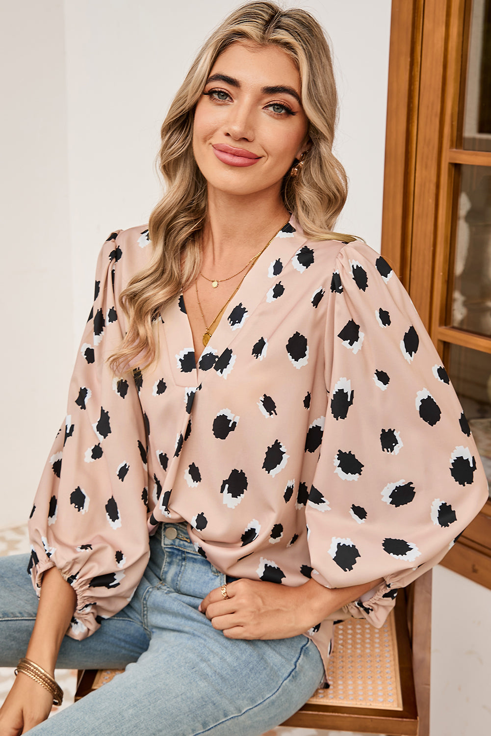 Blusa con cuello en V, manga francesa y estampado de leopardo caqui