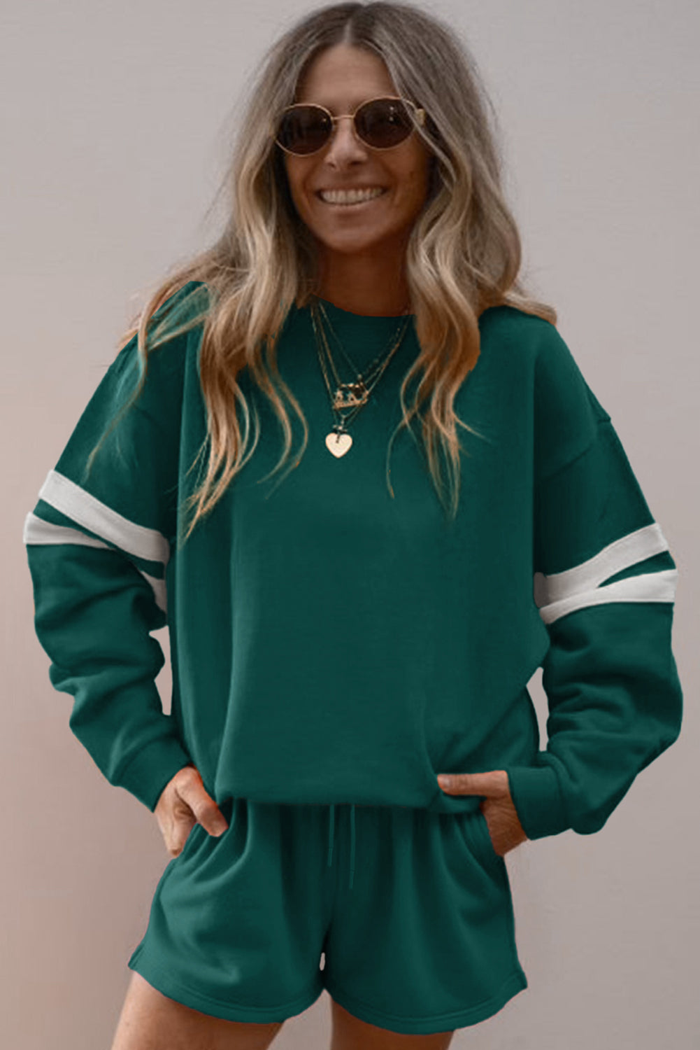 Conjunto de sudadera y pantalón corto con rayas en las mangas y hombros caídos Evergreen Varsity