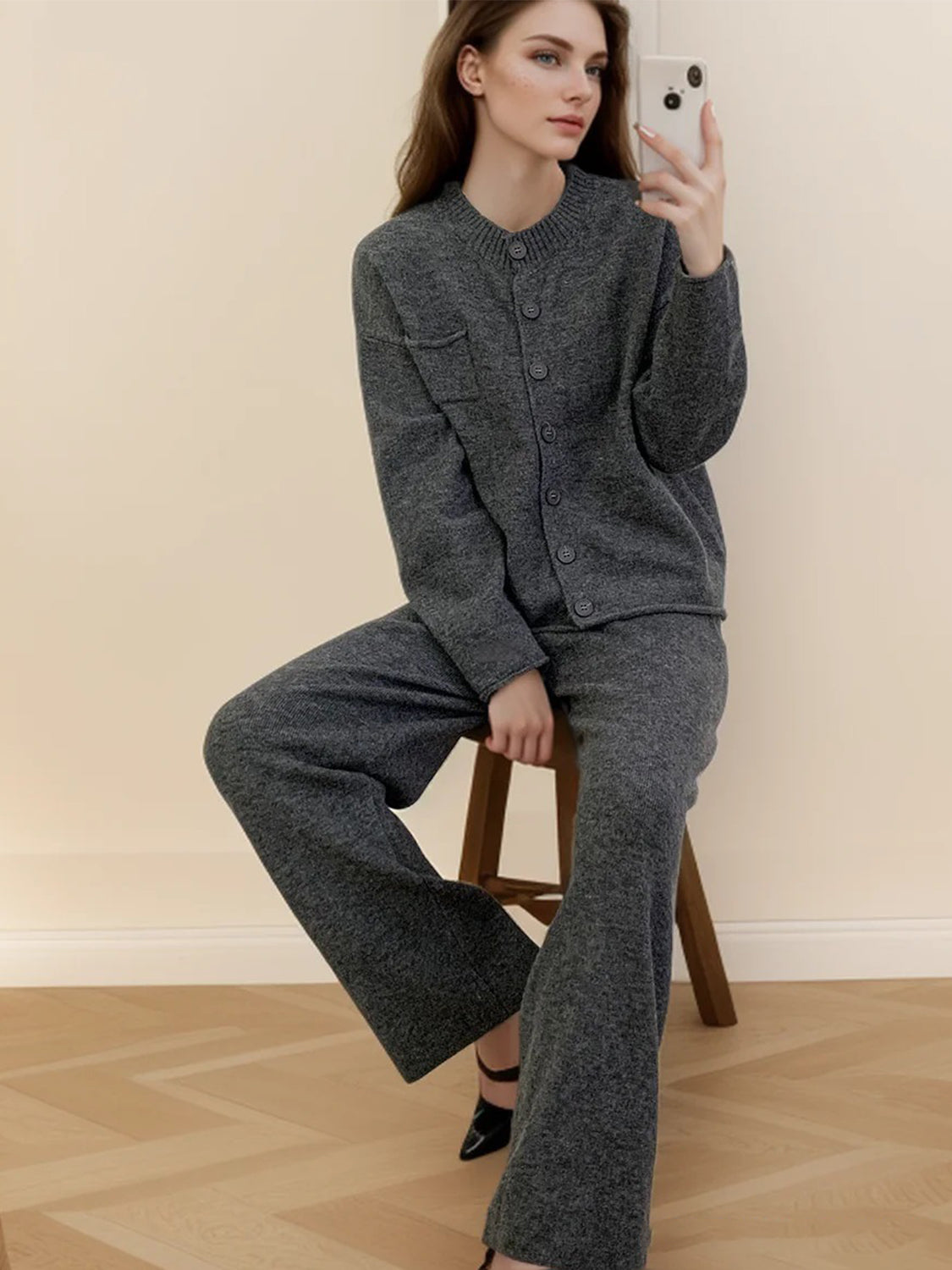 Conjunto de cárdigan con cuello redondo y botones, y pantalón