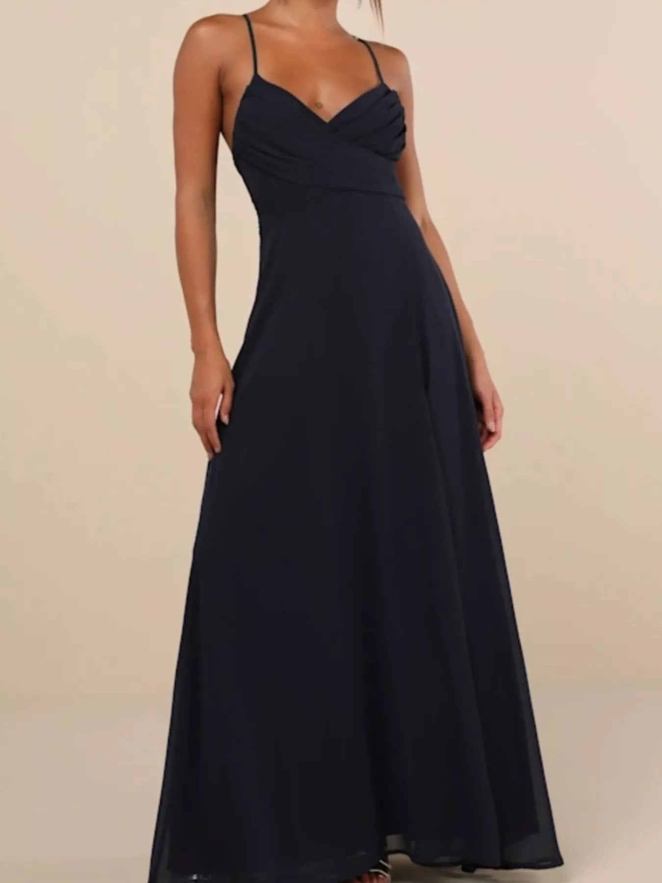 Vestido largo con abertura trasera y tiras cruzadas