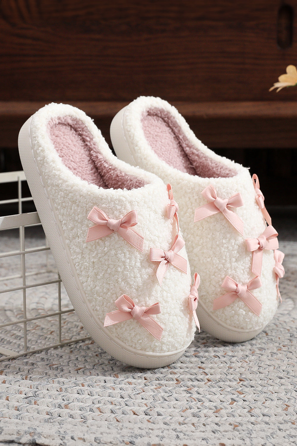 Pantufla afelpada blanca de casa con moño acanalado