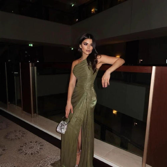 Vestido de noche plisado con cinta brillante