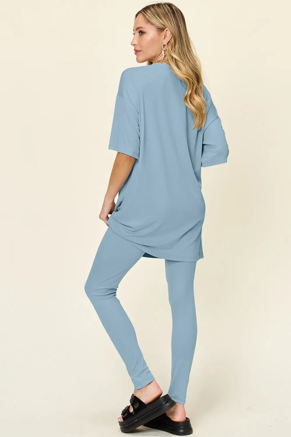 Conjunto de camiseta de manga caída con cuello redondo de tamaño completo y leggings Double Take