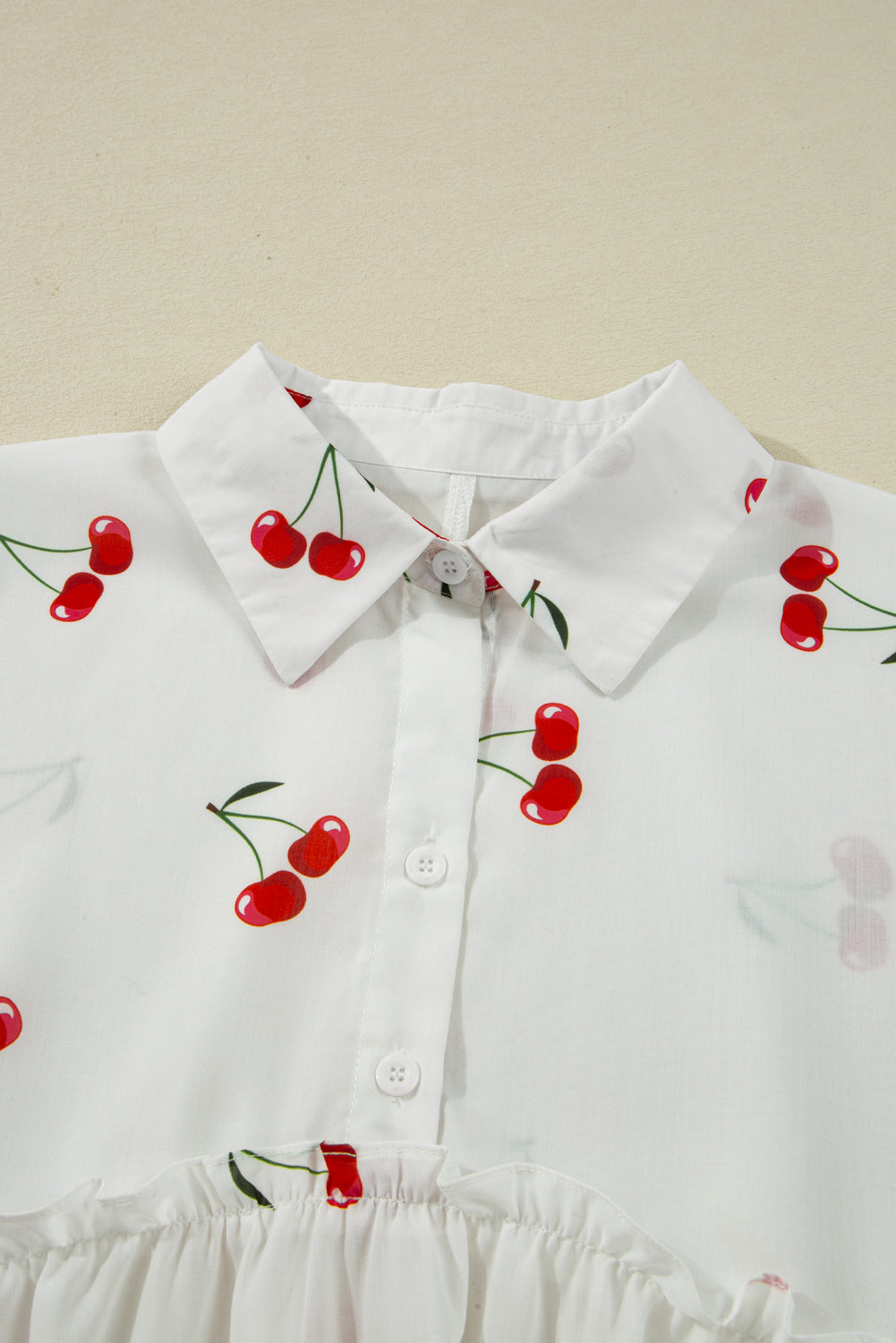 Blusa con cuello, manga con volante, estampado de cerezas blancas y detalle de volantes, estilo babydoll