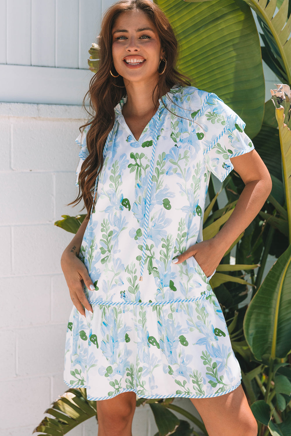 Minivestido de manga corta con capas y ribete en contraste floral azul cielo