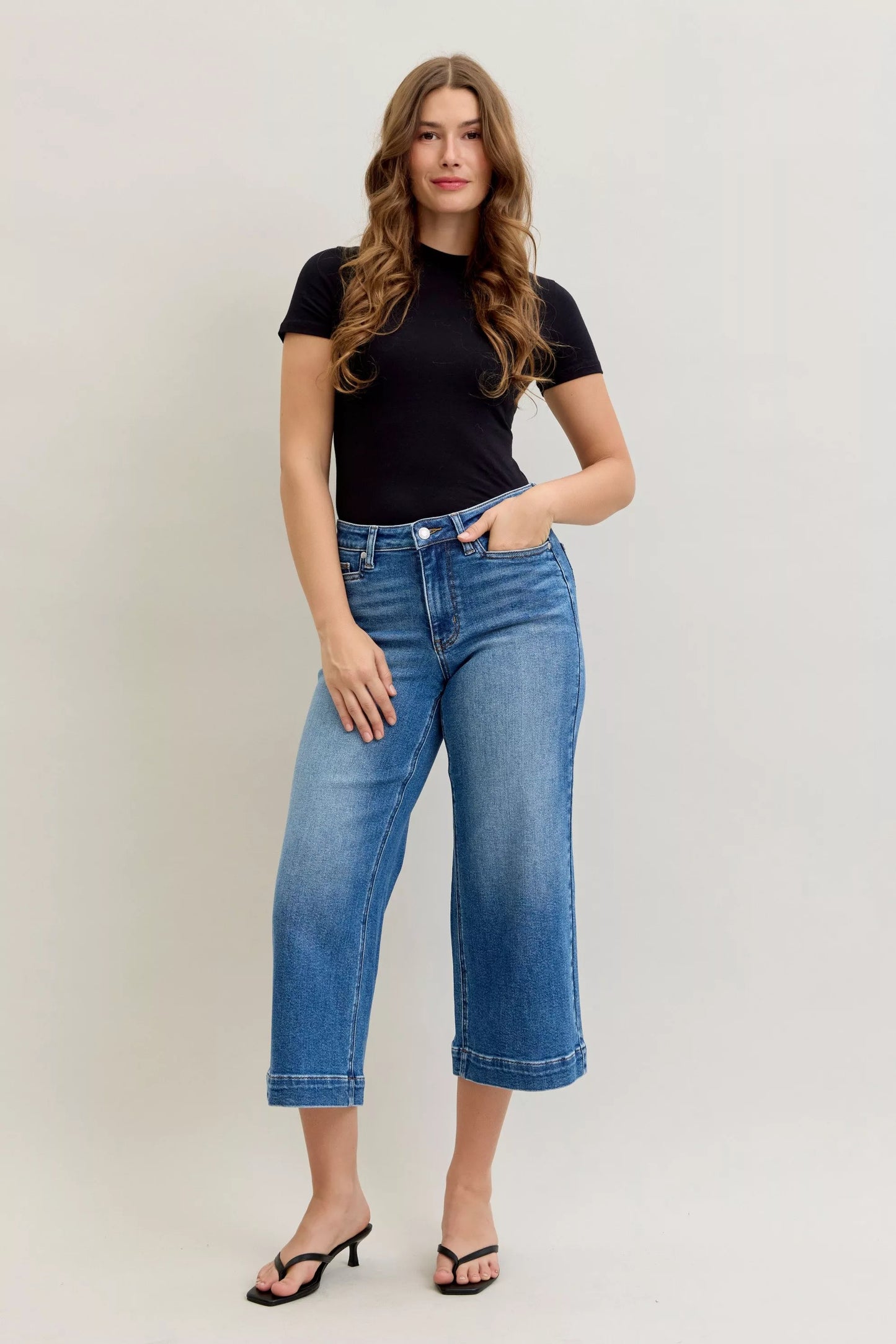 Jeans anchos cortos de tiro medio Judy Blue