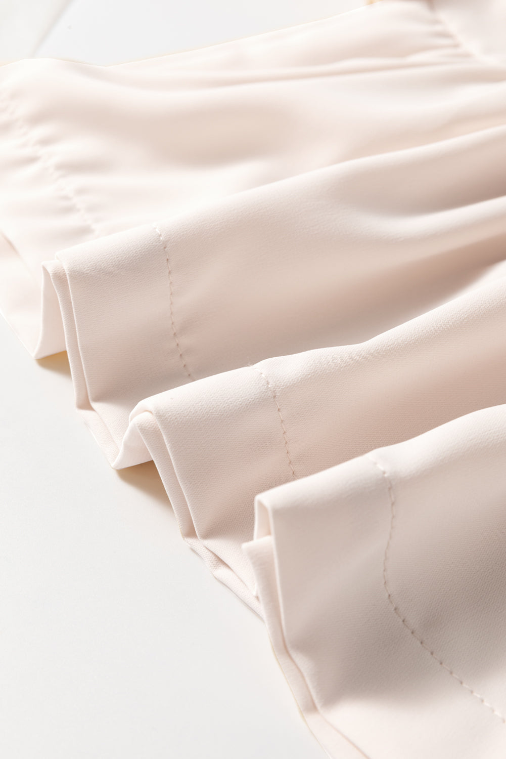 Blusa peplum blanca con lazo y mangas abullonadas