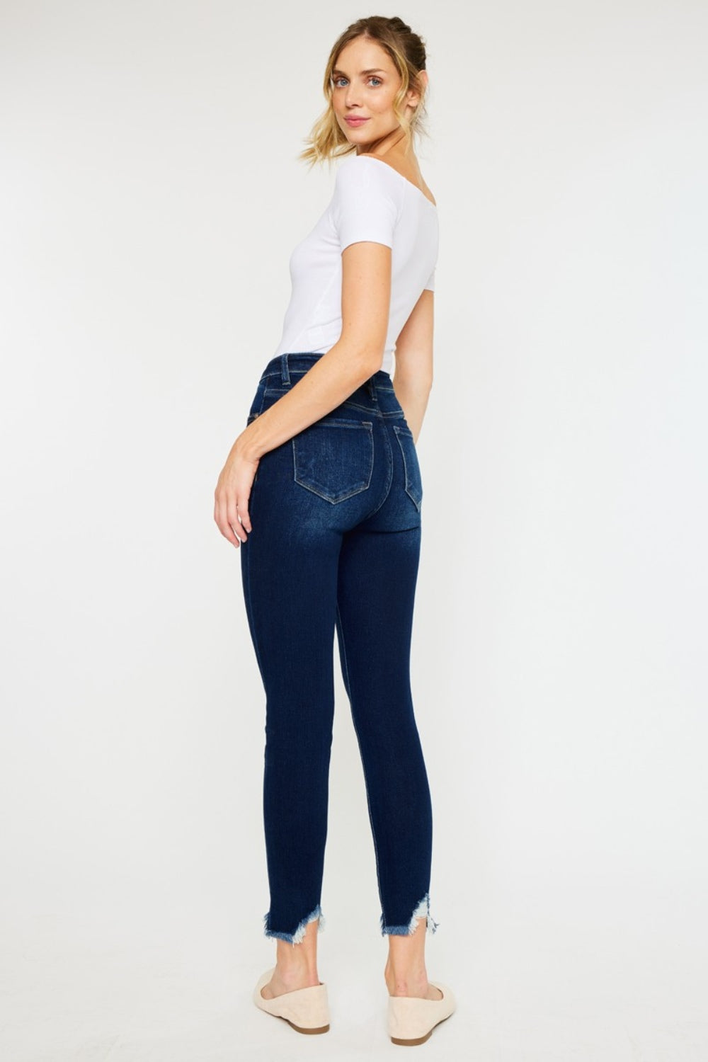 Jeans ajustados Kancan de tiro alto con dobladillo deshilachado hasta el tobillo, talla completa