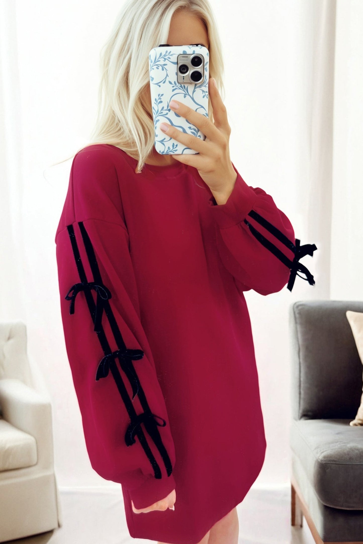 Vestido sudadera con bolsillos, detalle de lazo y hombros caídos en rojo carreras con rayas en contraste