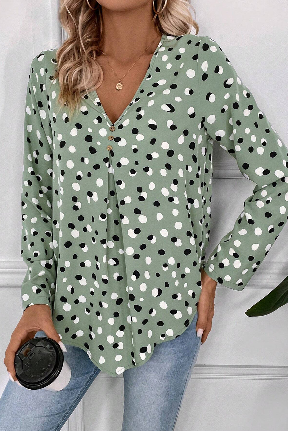 Blusa de cuello V con botones y estampado de lunares verdes
