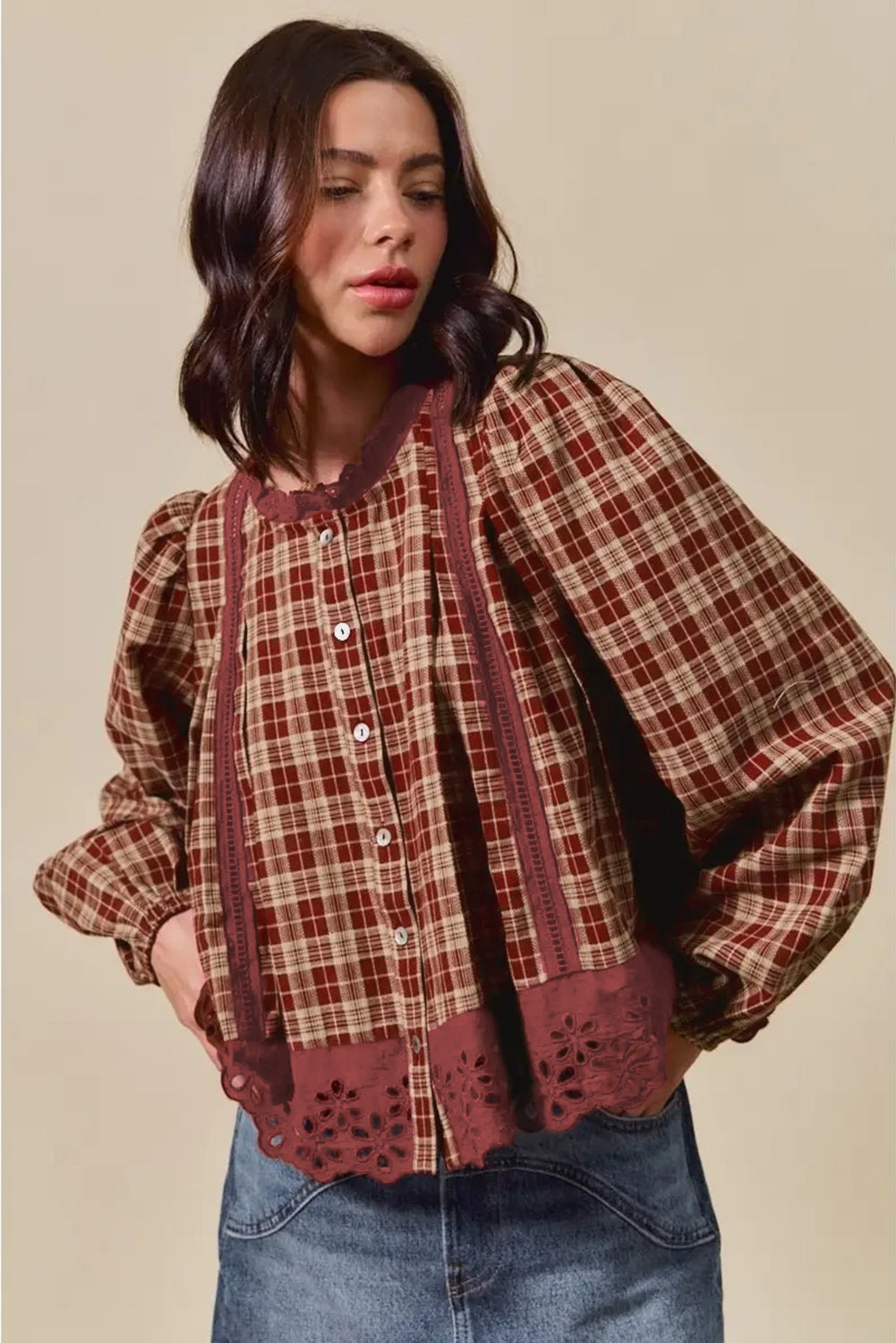 Camisa suelta de manga larga con botones, ribete de encaje calado a cuadros y dalia roja