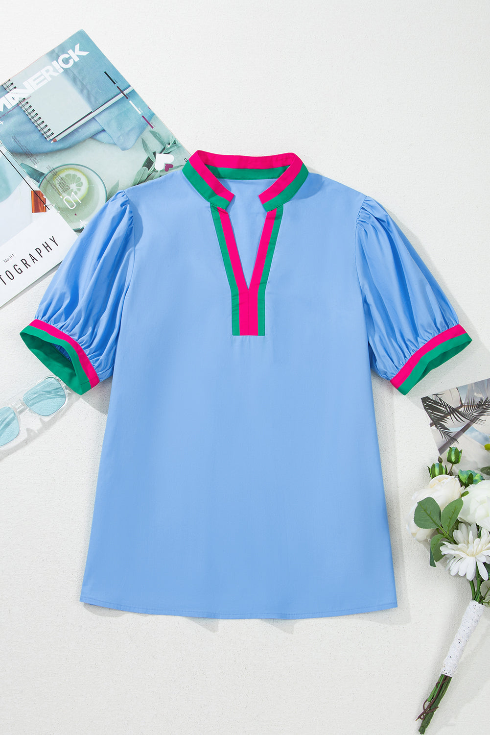 Blusa azul cielo con mangas abullonadas y toque de color en el escote