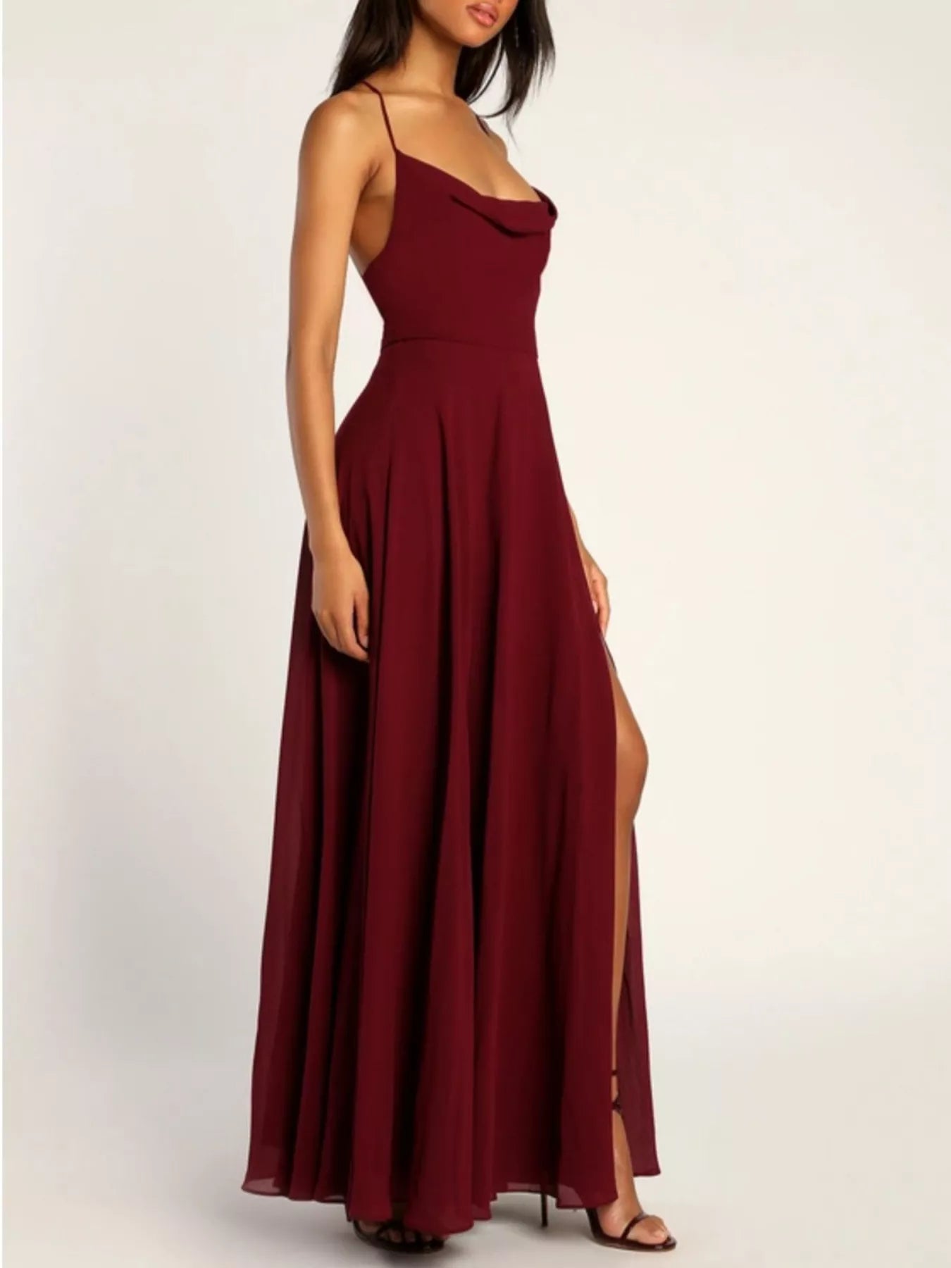 Vestido largo con cuello vuelto y abertura