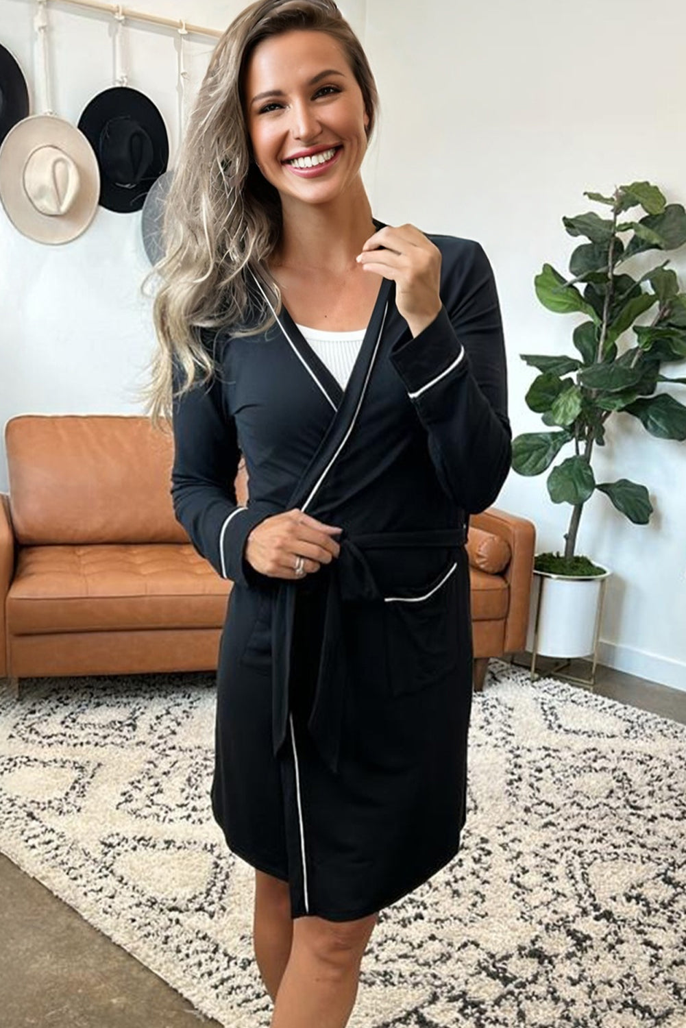 Conjunto de cárdigan con capucha y pantalones de salón con ribetes en contraste negros