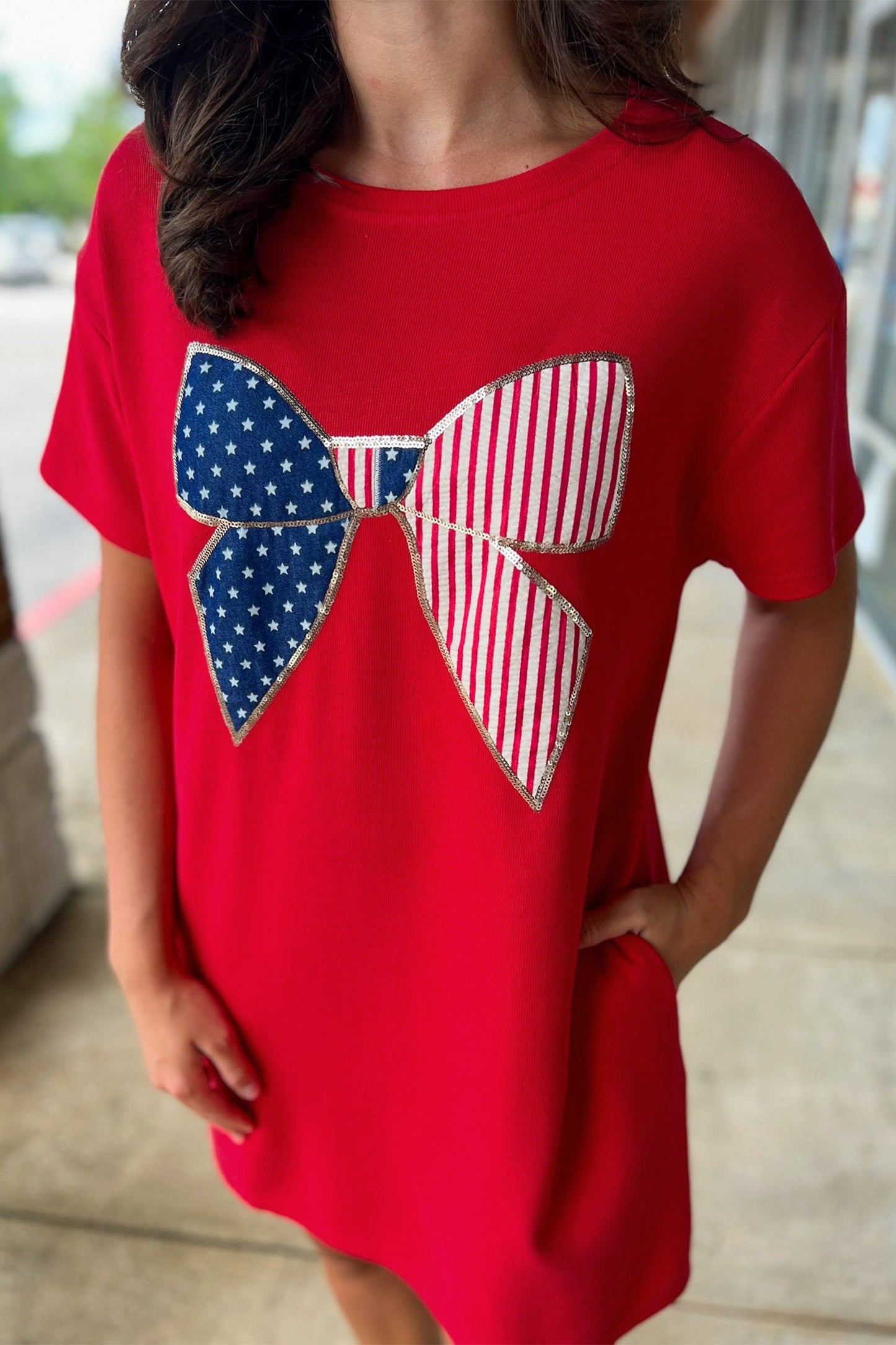 Minivestido con parches de estrellas y rayas, lazo y lentejuelas rojas intensas