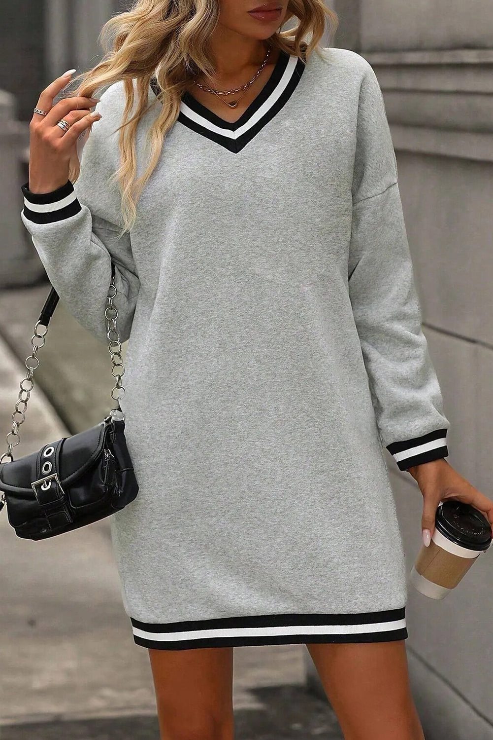 Vestido Camiseta Preppy de Manga Larga con Cuello en V y Ribete Rayado Gris Claro