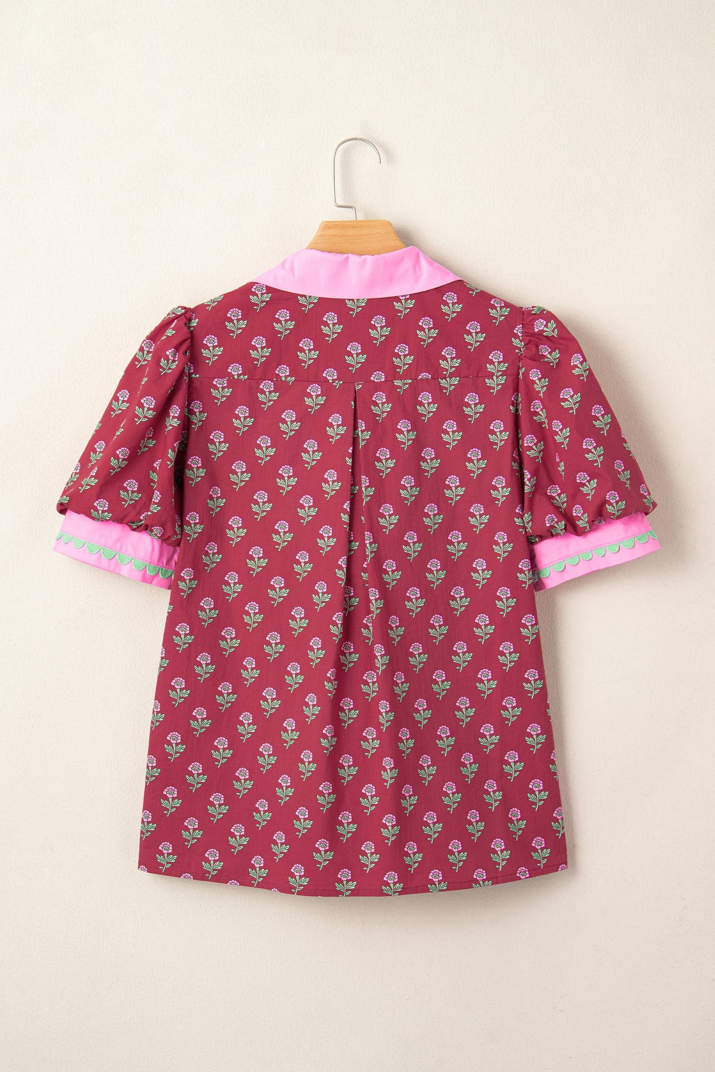 Blusa Roja con Cuello en Contraste Escote en V Ribete de Ricrac Manga Corta Abullonada Estampado Floral