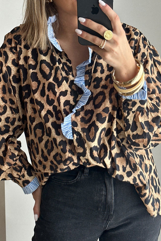 Camisa elegante con estampado de leopardo salvaje marrón y ribete con volantes a rayas en contraste