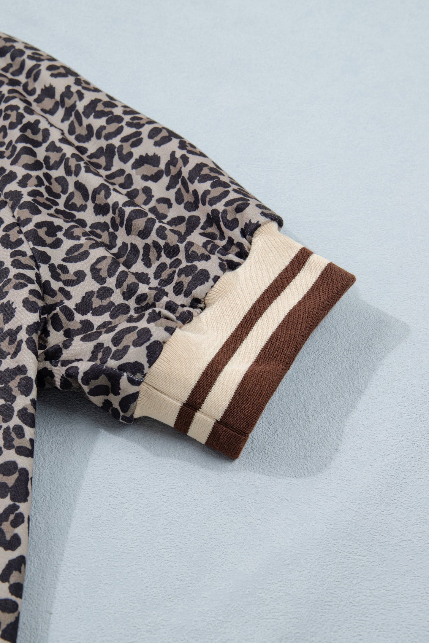 Top de manga corta tipo patchwork con cremallera, cuello alto y estampado de leopardo caqui con ribete a rayas