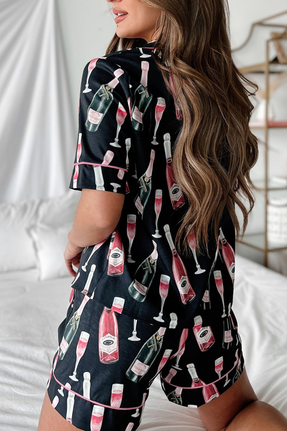 Conjunto de top de manga corta y shorts con estampado de champán