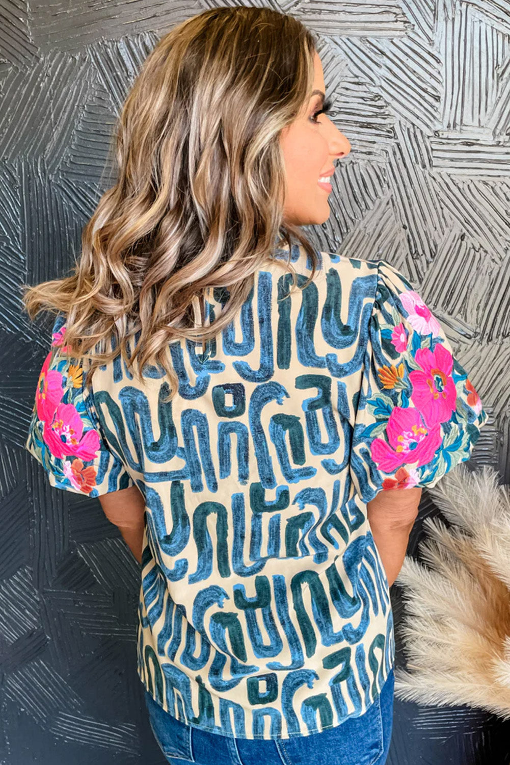 Top estampado beige con bordados, mangas abullonadas y cuello con volantes