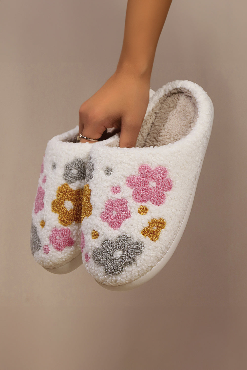 Pantuflas blancas florales de invierno afelpadas
