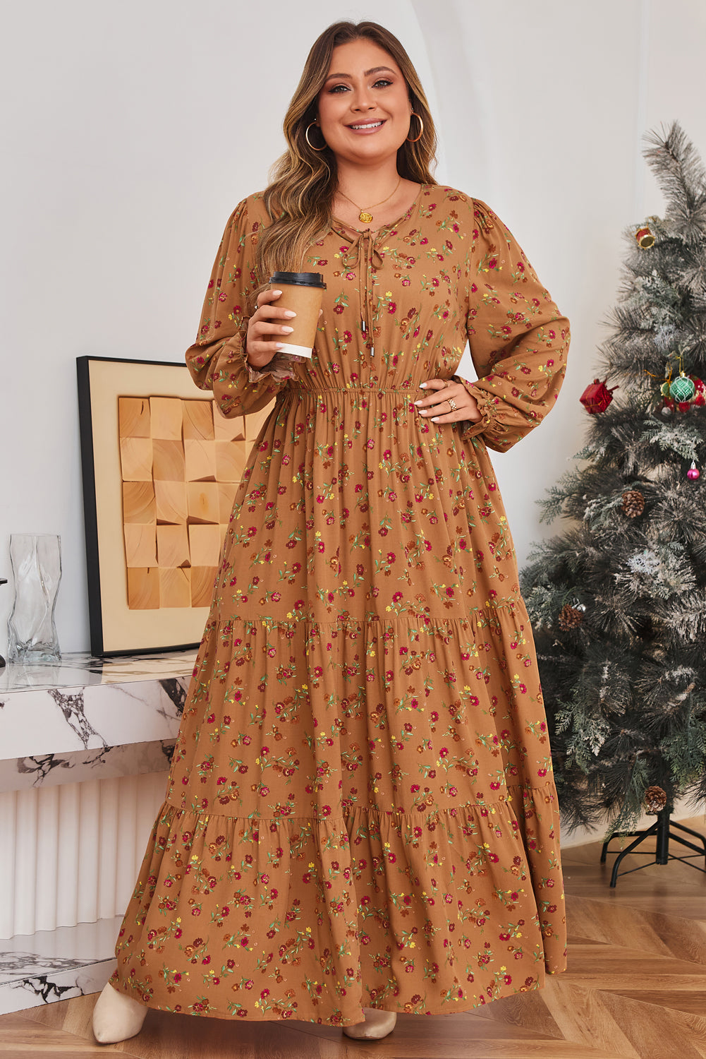 Vestido largo maxi con estampado floral de talla grande en color marrón con cuello de pico, mangas con volantes y diseño a capas