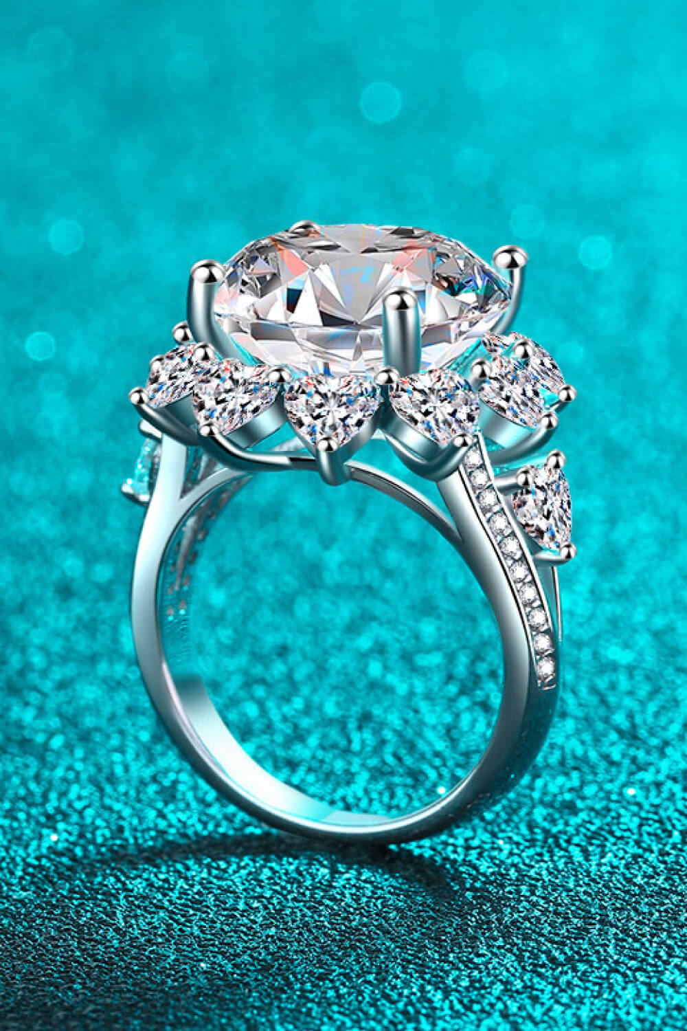 Anillo en forma de flor con moissanita de 10 quilates