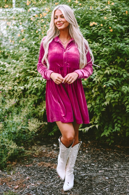 Vestido de terciopelo con botones, manga larga y volantes