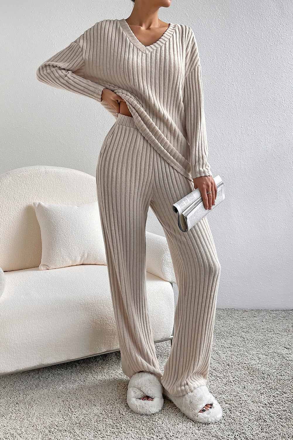 Conjunto de dos piezas de punto acanalado caqui con cuello en V y diseño holgado