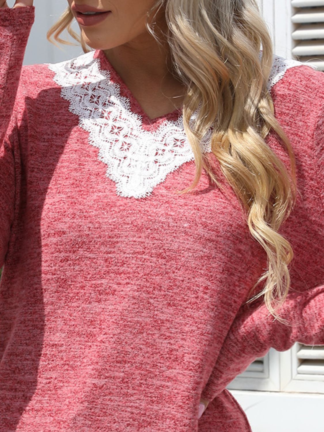 Camiseta de manga larga con cuello de pico y encaje