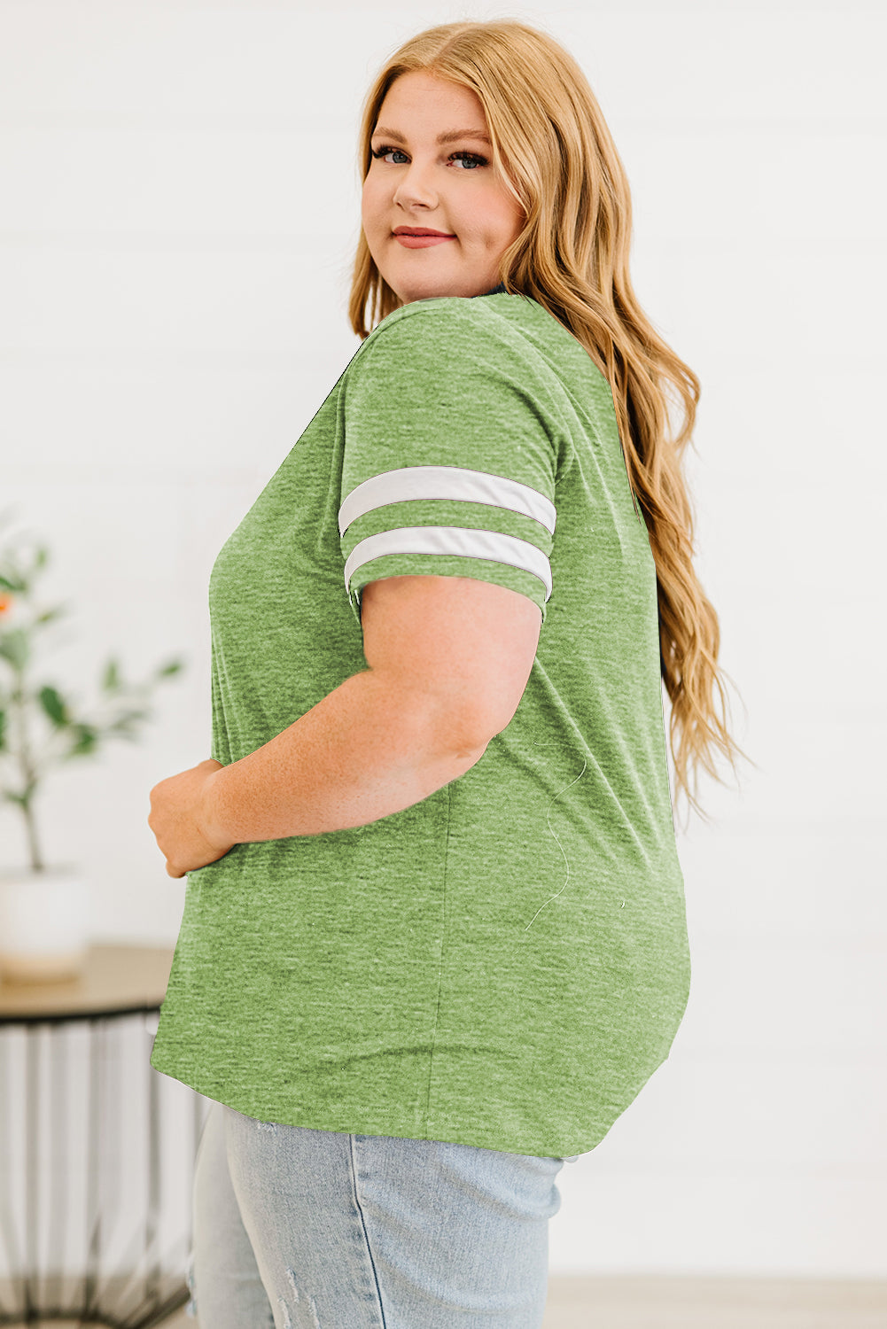 Camiseta de talla grande con cuello de pico a rayas. Consulta la tabla de tallas en "más detalles"