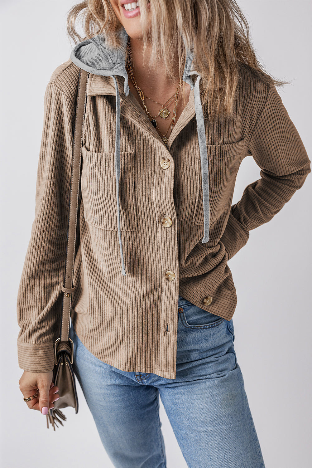 Chaqueta camisa de pana con capucha, cordón ajustable y bolsillos, color caqui claro