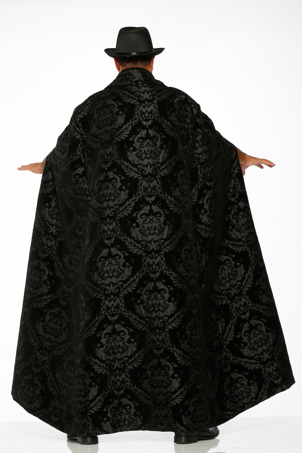 90110 Capa de brocado negro para hombre